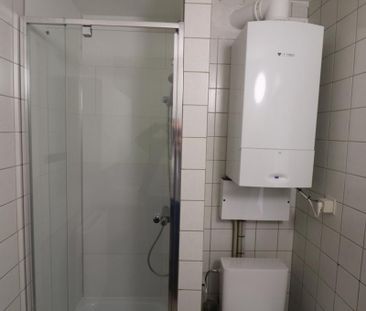 Een gerenoveerd appartement op de eerste verdieping achteraan met autostaanplaats - Photo 2