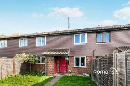 Fallowfield, Yateley, Hampshire, GU46 - Photo 2