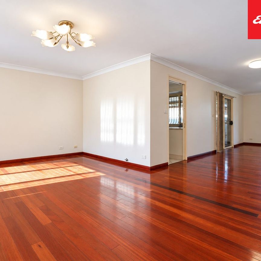Four-bedroom villa with generous living space and covered courtyard - Photo 1