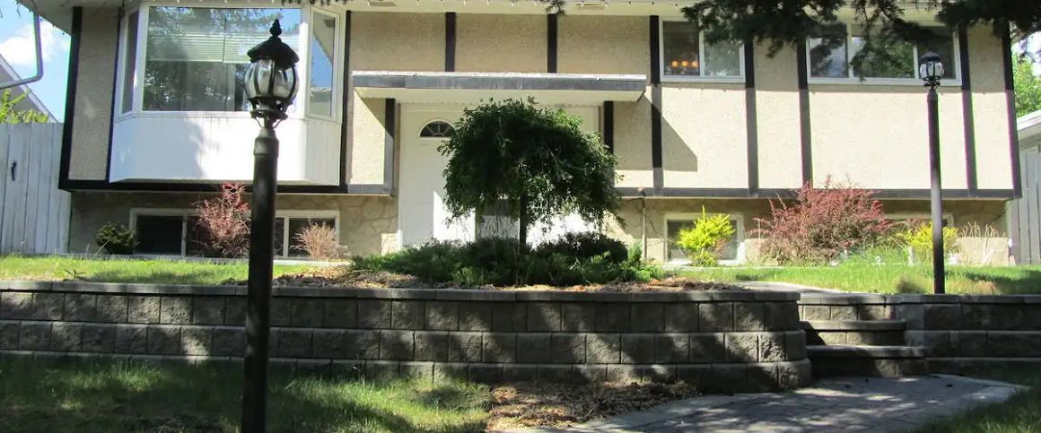 AVAILABLE! VARSITY (MARKET MALL, 3 Schools, UofC, HOSPITALS, TRANSIT) — 4 Bedrooms+ Den House - Photo 1