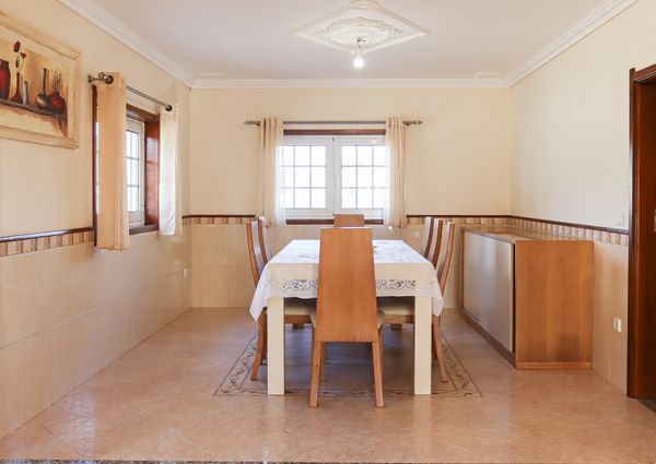 Floor of 2 bedroom villa, partially furnished and semi equipped in Requeixo!