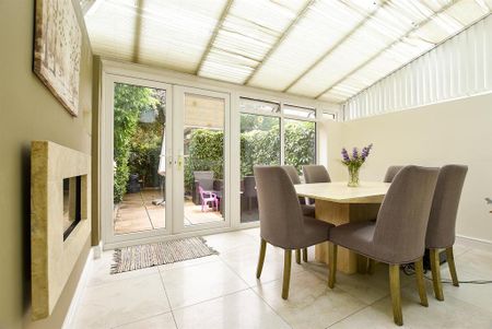 3 bedroom mews to rent - Photo 2
