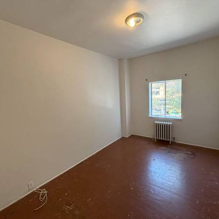 2 Bedroom Apartment in Chinatown- No laundry/No parking - Photo 3