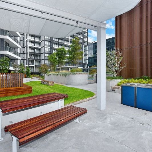 Unbeatable location from amazing unfurnished Darling Harbour apartment - Photo 1