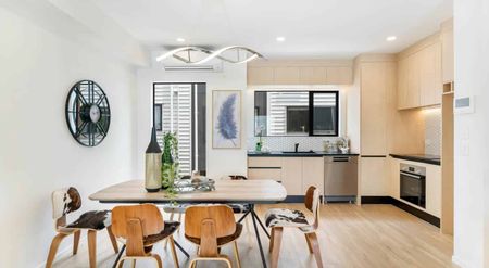 Modern 3 bedroom, 3 bathroom home - Photo 3