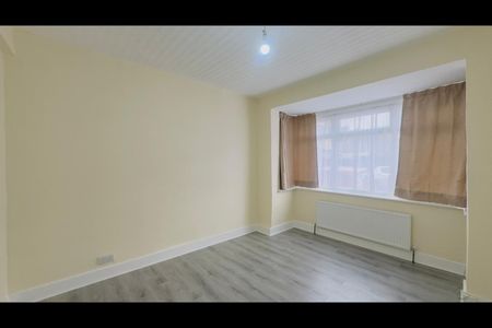 4 Bed Terraced House, Friars Road, E6 - Photo 3