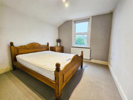 3 bedroom flat to rent - Photo 5