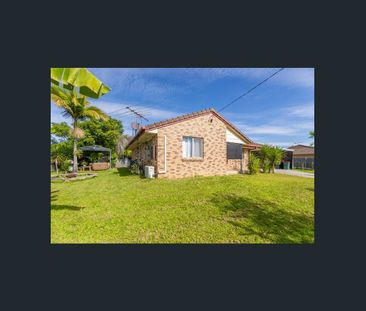 Solid 3 Bedroom Home walking distance to Rail - Photo 4