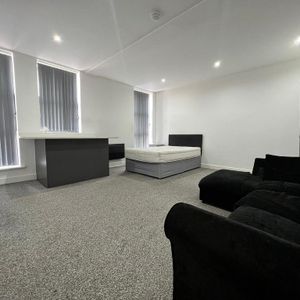 1 bedroom in a flat share to rent - Photo 2