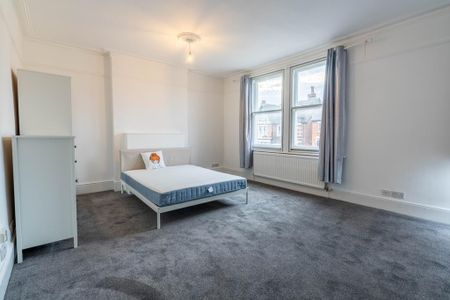 1 bedroom in a house share to rent - Photo 3