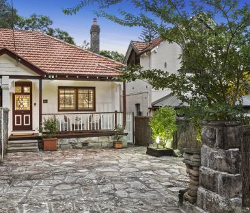 Character-filled semi with sun and double parking - Photo 4