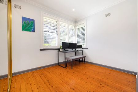 Superbly Renovated Family Home in a Desirable Cul-de-sac Pocket - Photo 2