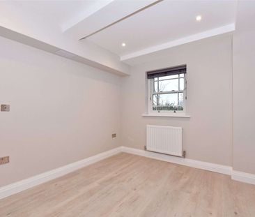 An immaculate one-bedroom top floor flat located in the heart of Ma... - Photo 4