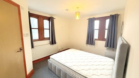 Sharoe Green Lane, Preston - Photo 3