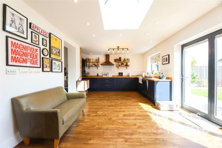 3 bedroom semi-detached house to rent - Photo 5