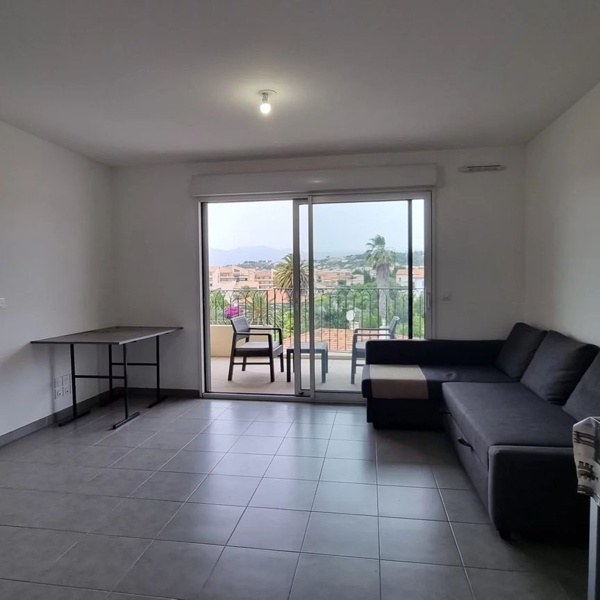Location Appartement 2 pièces 39m² ST LAURENT DU VAR 06700 - Photo 1