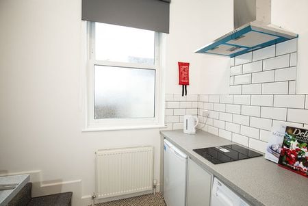 Modern Furnished En-Suite Room Available! - Photo 3