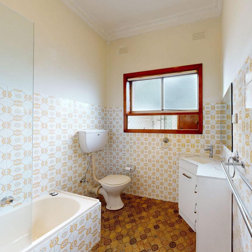 Spacious home, flexible floorplan & close to local schools - Photo 1