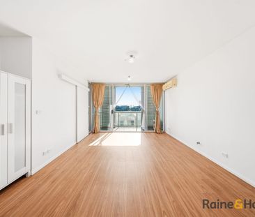 Spacious Dual-Level 2 Bed Apartment with Water Views & Resort-Style Facilities - Photo 2