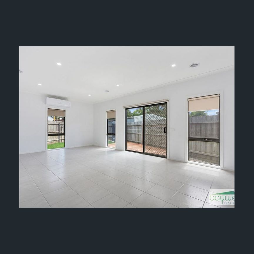 Modern & Stylish Home in Quiet Court Location - Photo 1