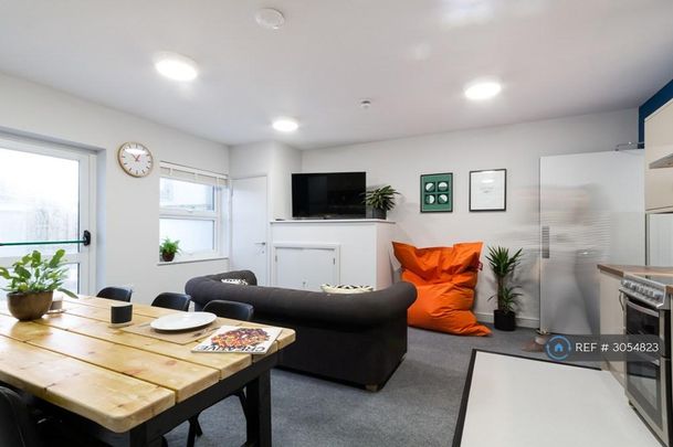 1 bedroom in a house share to rent - Photo 1