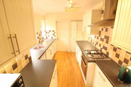 3 bedroom flat to rent - Photo 3