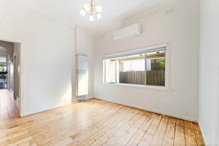 Spacious two bedroom house with north facing courtyard! - Photo 5