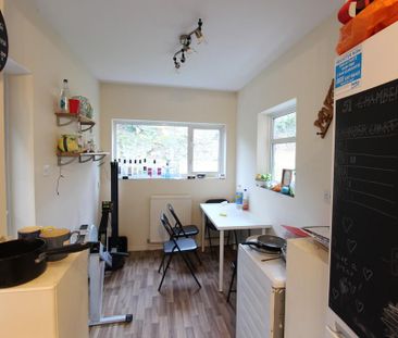 4 bedroom semi-detached house to rent - Photo 6