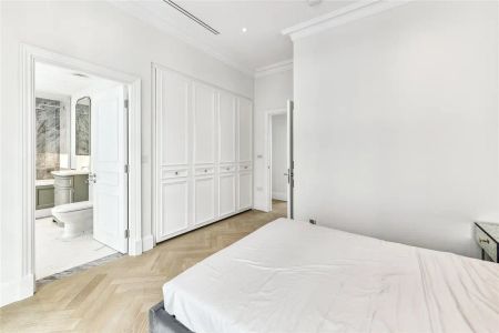 3 bedroom flat in London - Photo 3