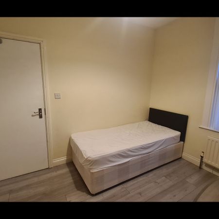 Room in a Shared House, London, N18 - Photo 3