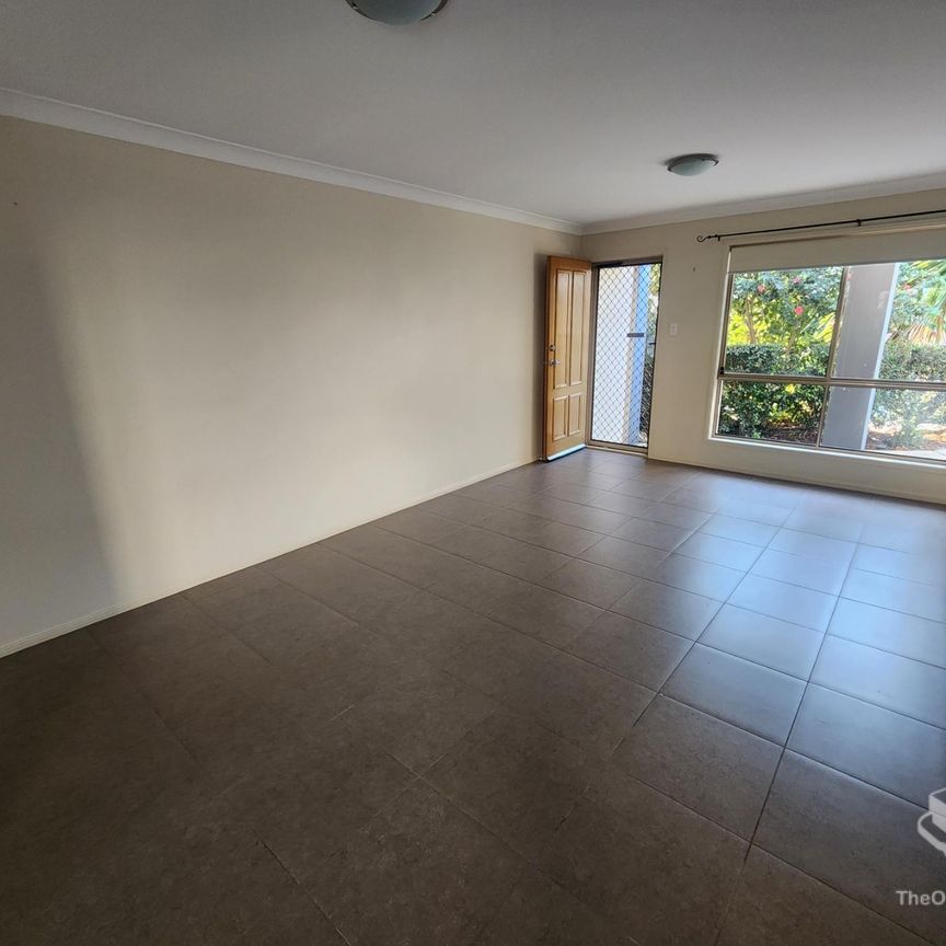 Double Garage, Pool & Air-con - Photo 1