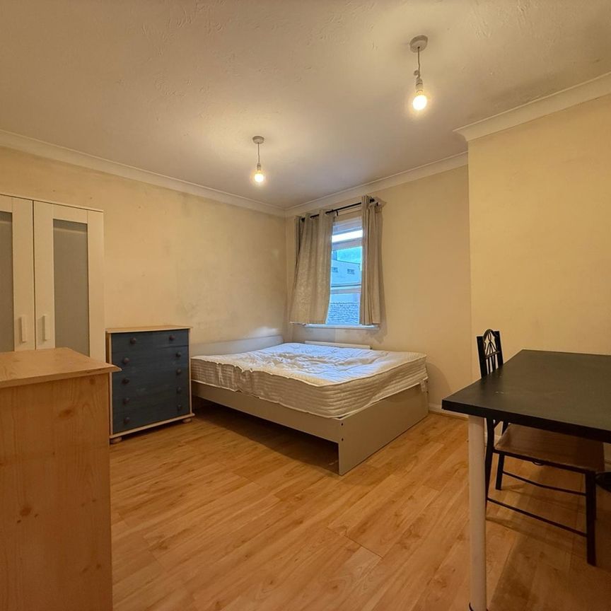 5 Bed Terraced House, Lockesfield Place, E14 - Photo 1