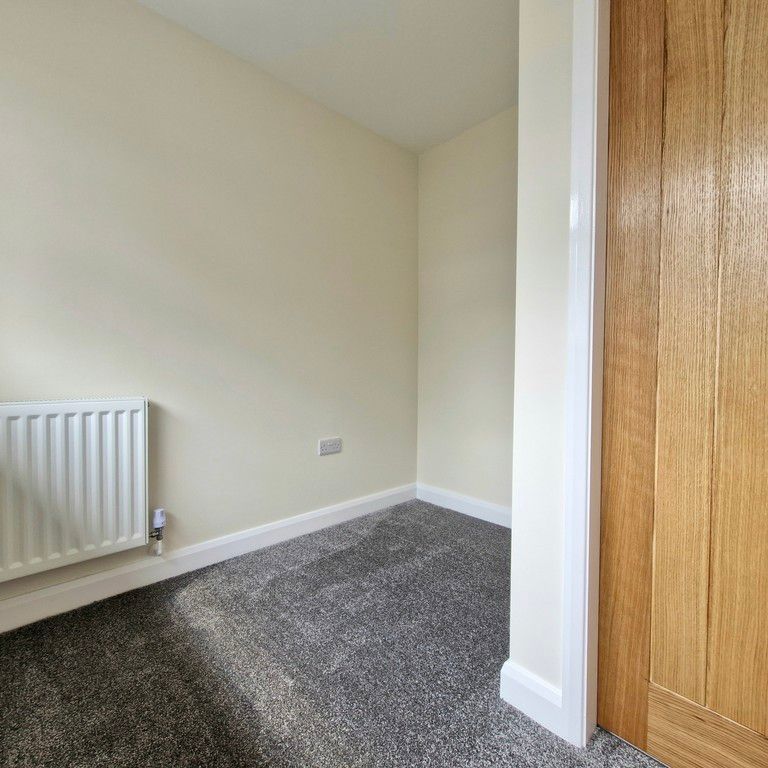 3 bedroom semi-detached bungalow to let - Photo 1