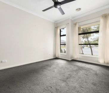 LIGHT-FILLED FAMILY HOME IN A CONVENIENT LOCATION - Photo 4