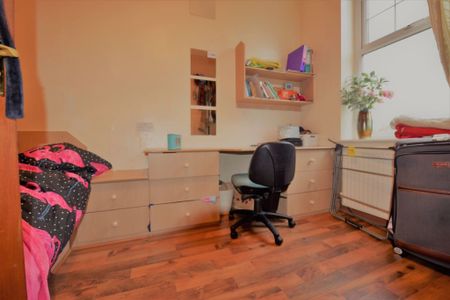 6 bedroom Flat in Hollybank, Leeds - Photo 4