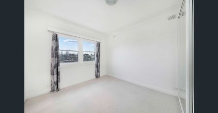 TWO BEDROOM UNIT IN OUTSTANDING LOCATION & LOCK UP GARAGE! - Photo 2