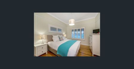Stylish & Spacious Executive Queenslander in a Coveted Inner-City - Photo 4