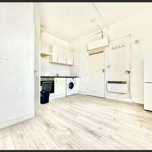 Studio Flat, Romford Road, E7 - Photo 2