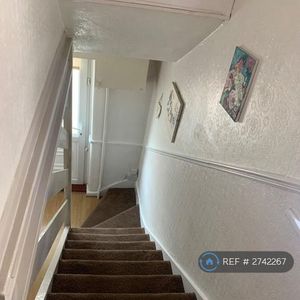 3 bedroom semi-detached house to rent - Photo 3