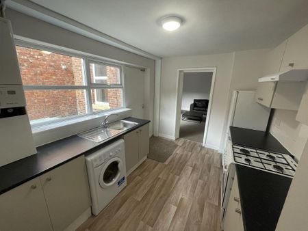 2 bedroom flat to rent - Photo 2