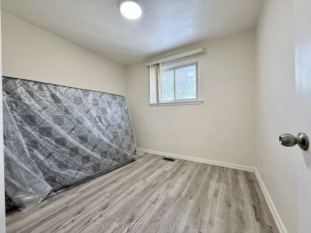 40 Sanford Crescent #Upper - Photo 2