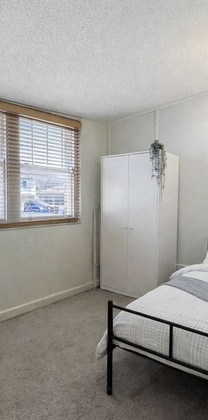 Cozy House for Rent in Burwood - Live Close to the City - Photo 1