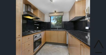 Tri Level Townhouse in the heart of Alexandria - Photo 2