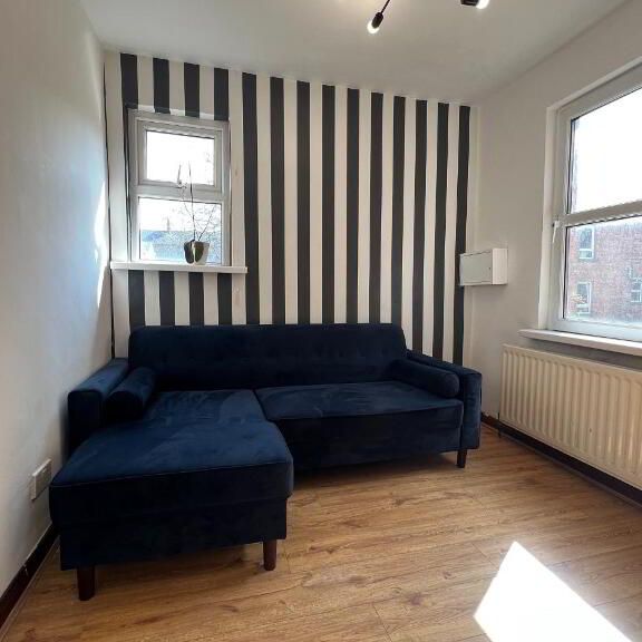 En-Suite Room, 4 Eglantine Gardens, Belfast, BT9 6EZ - Photo 1