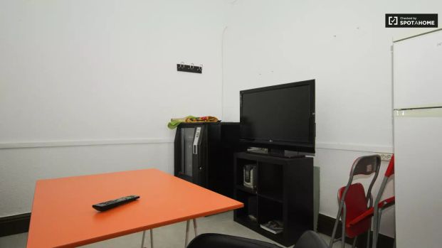 Single Bed in Room in a shared 4-bedroom apartment for rent in Albaycín - Photo 1