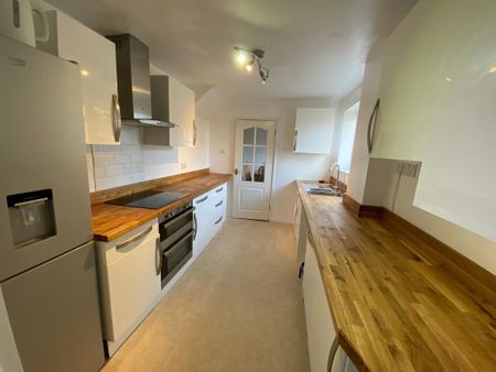 4 bedroom semi-detached house to rent - Photo 5