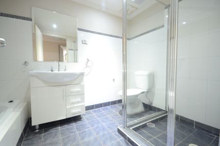 Lovely 2 Bedroom in Handy Location! - Photo 3