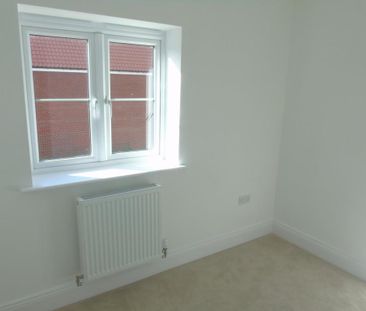 4 bedroom semi-detached house to rent - Photo 2