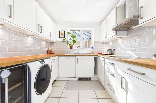 4 bedroom House in Albany Park Drive, Wokingham - Photo 1