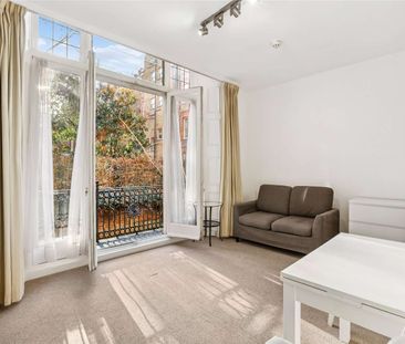 A self-contained studio situated on the raised ground floor of a pe... - Photo 4